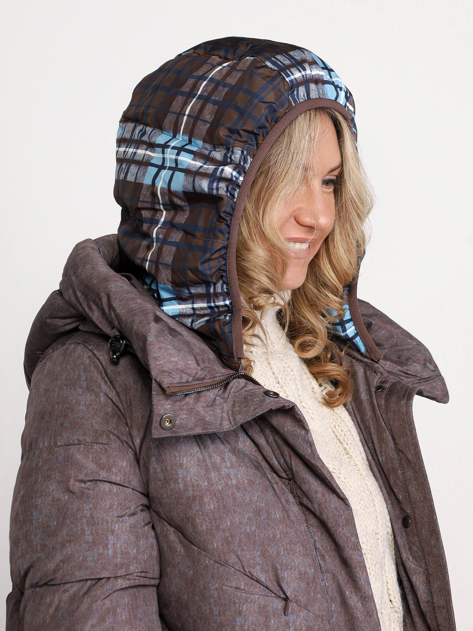 Пуховик коричневого цвета с двойным капюшоном